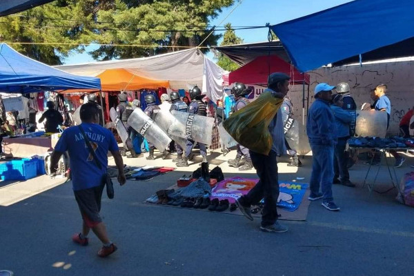 Decomisan toneladas de ropa en el tianguis de San Isidro