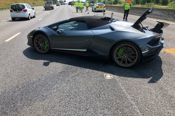 Un lujoso Lamborghini se estrella a los 20 minutos de su primer viaje